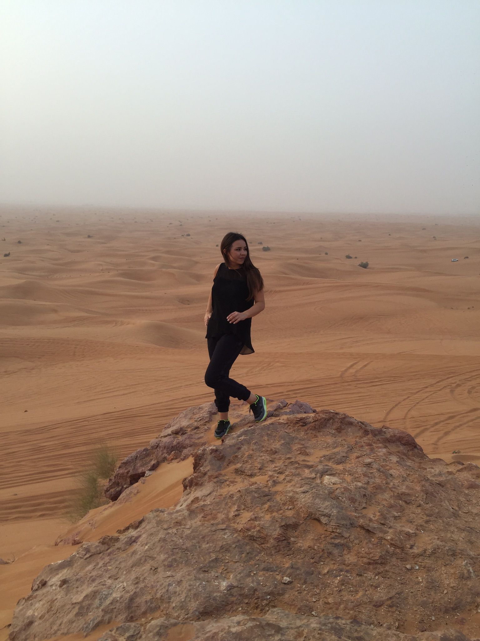 Нина Старцева в пустыне в Дубае