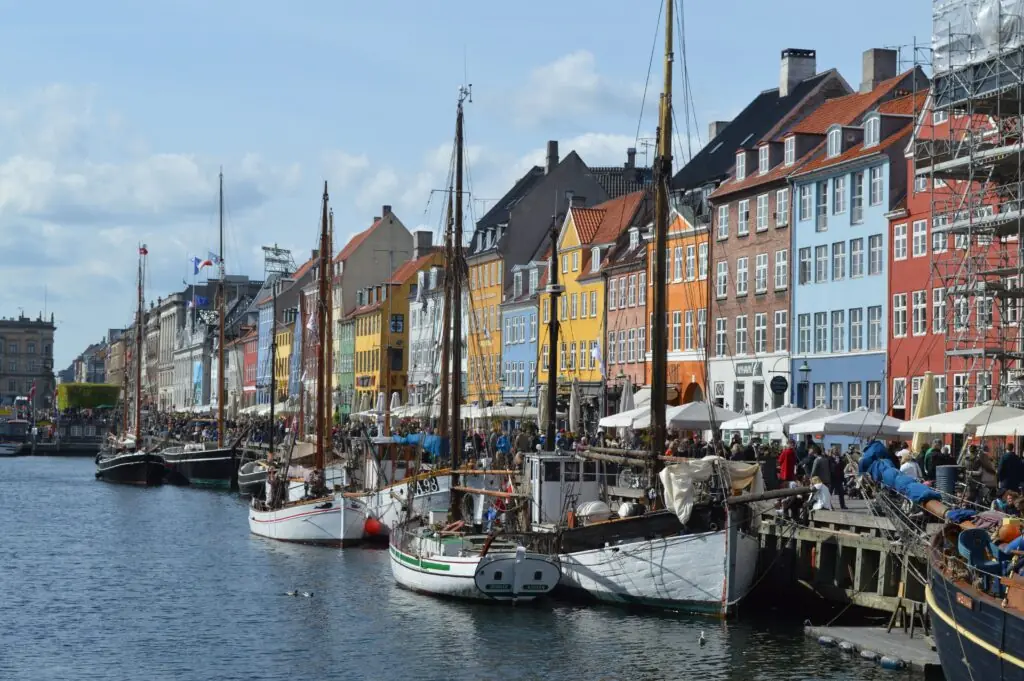 Economist Salary in Denmark 2026: DKK 57,800/Month Median (Full Breakdown)