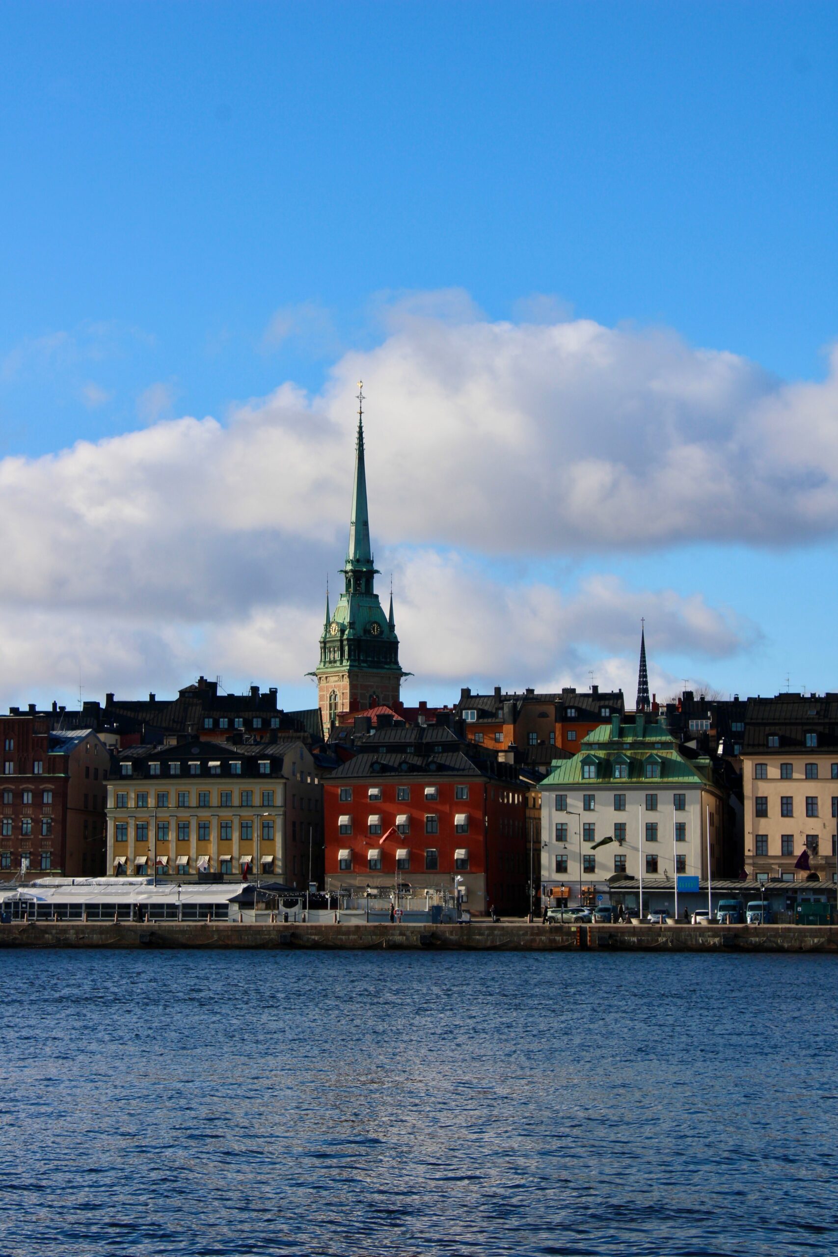 Старый город (Gamla Stan) в Стокгольме у воды, Швеция