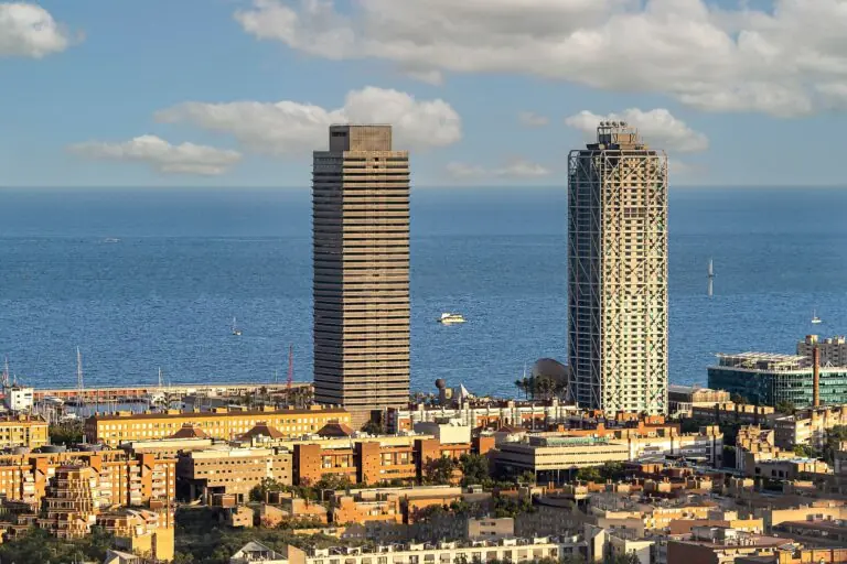 Небоскрёбы Torre Mapfre и Hotel Arts на морской набережной Барселоны